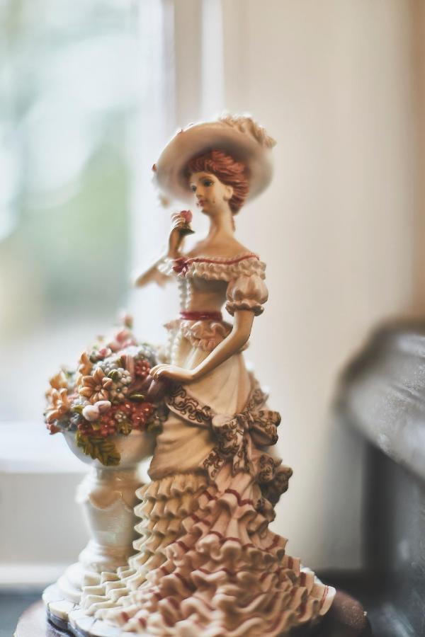 The Lord Grenfell Bed & Breakfast Maidenhead Dış mekan fotoğraf A typical Dresden figure