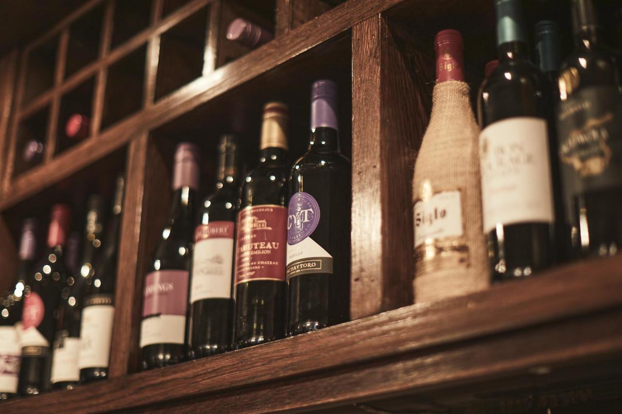 The Lord Grenfell Bed & Breakfast Maidenhead Dış mekan fotoğraf Wine bottles in a wine rack