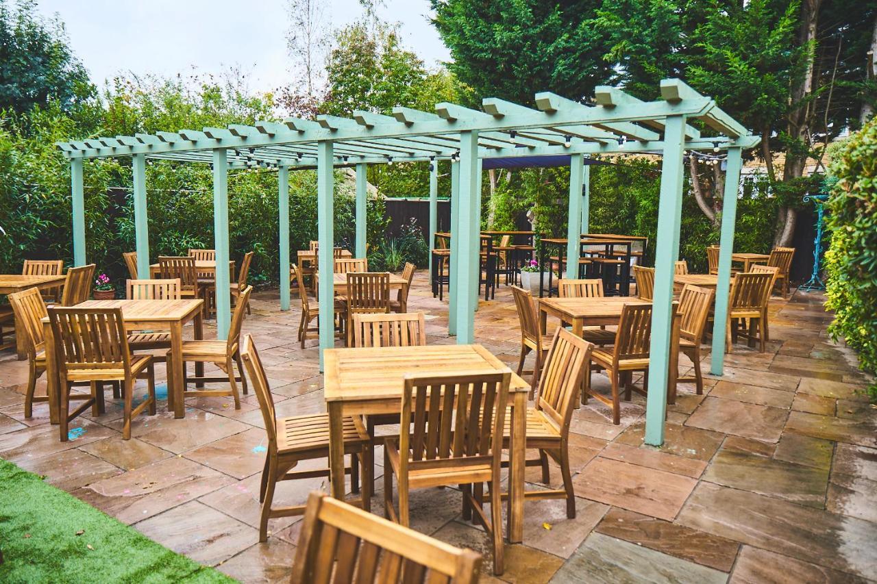 The Lord Grenfell Bed & Breakfast Maidenhead Dış mekan fotoğraf The pergola at the rear of the pub